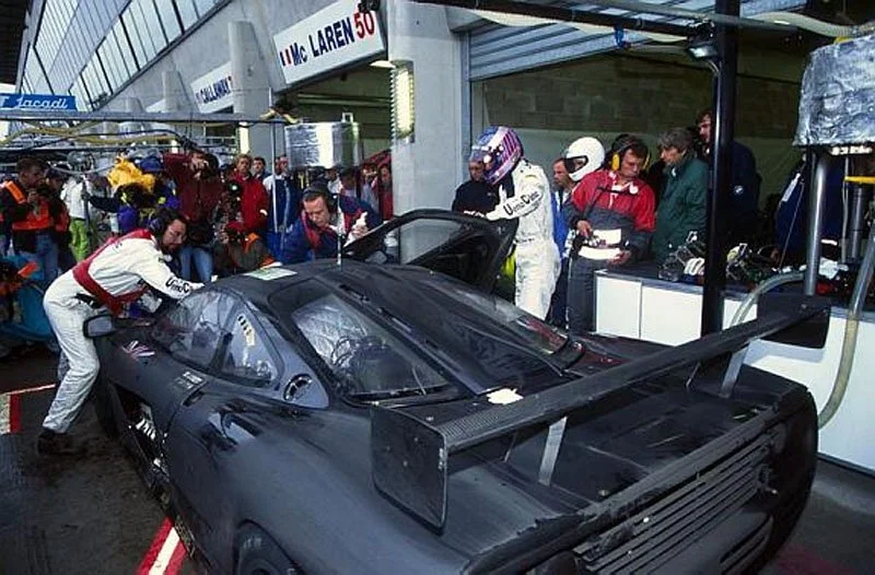 The winning McLaren F1 GTR in the pit lane at the 1995 24 Hours of Le Mans